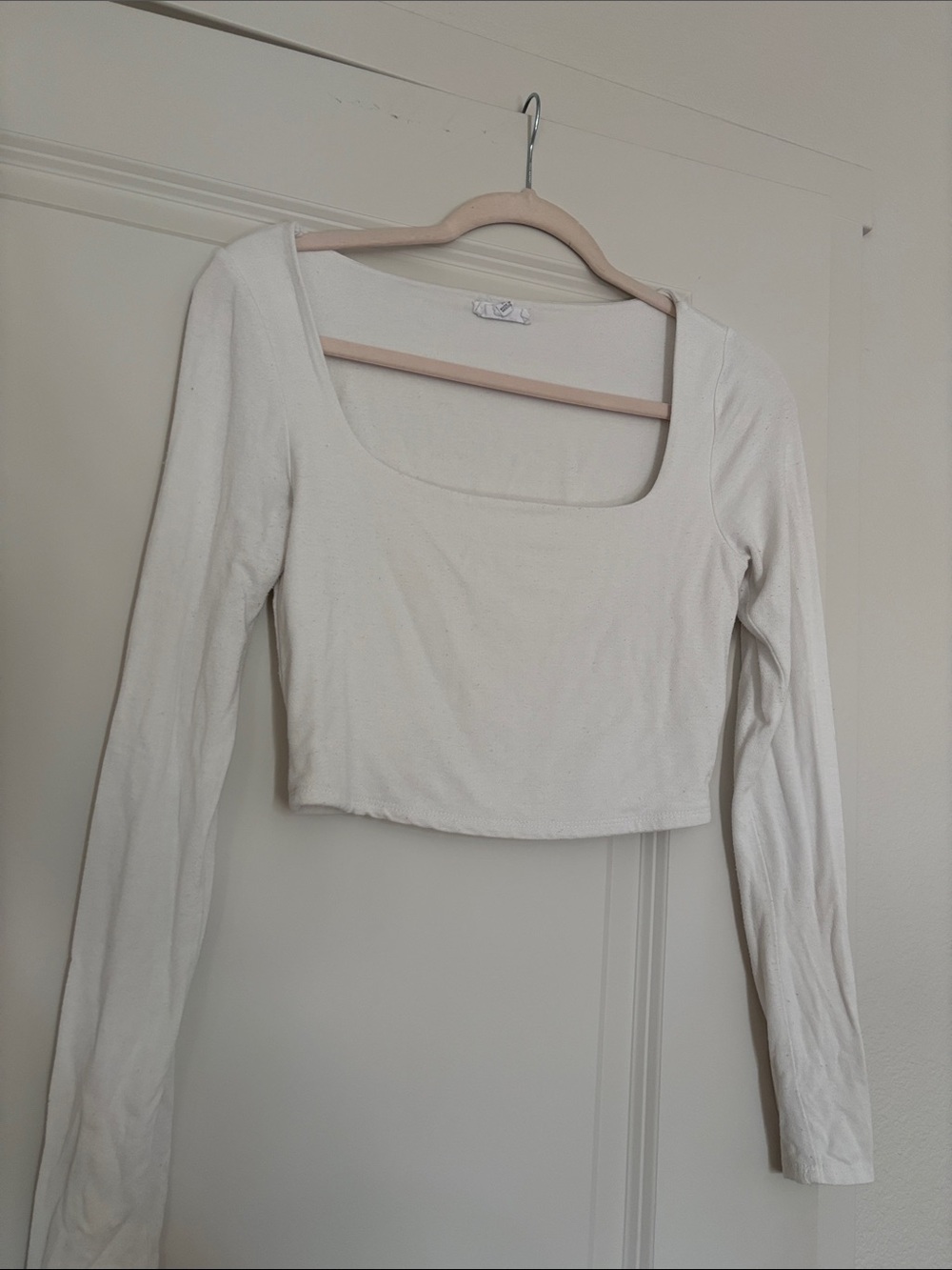 TWO Women’s White Scoop Neck Long Sleeve Crop Top